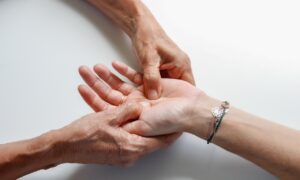 頭皮マッサージで血行促進するための効果的な方法は？