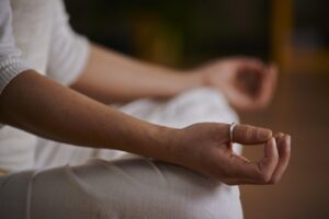 ヨガポーズで肩こりを改善するための効果的な方法は？