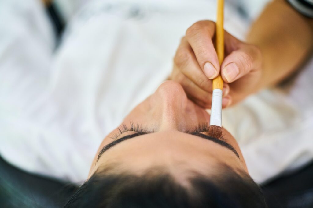 40代の眉メイクで理想的なバランスを保つ方法は？