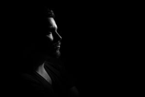 男性の毛穴が目立つ悩みを改善するための方法は？