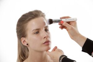 メイクブラシの洗い方と頻度が肌荒れに与える影響とは？